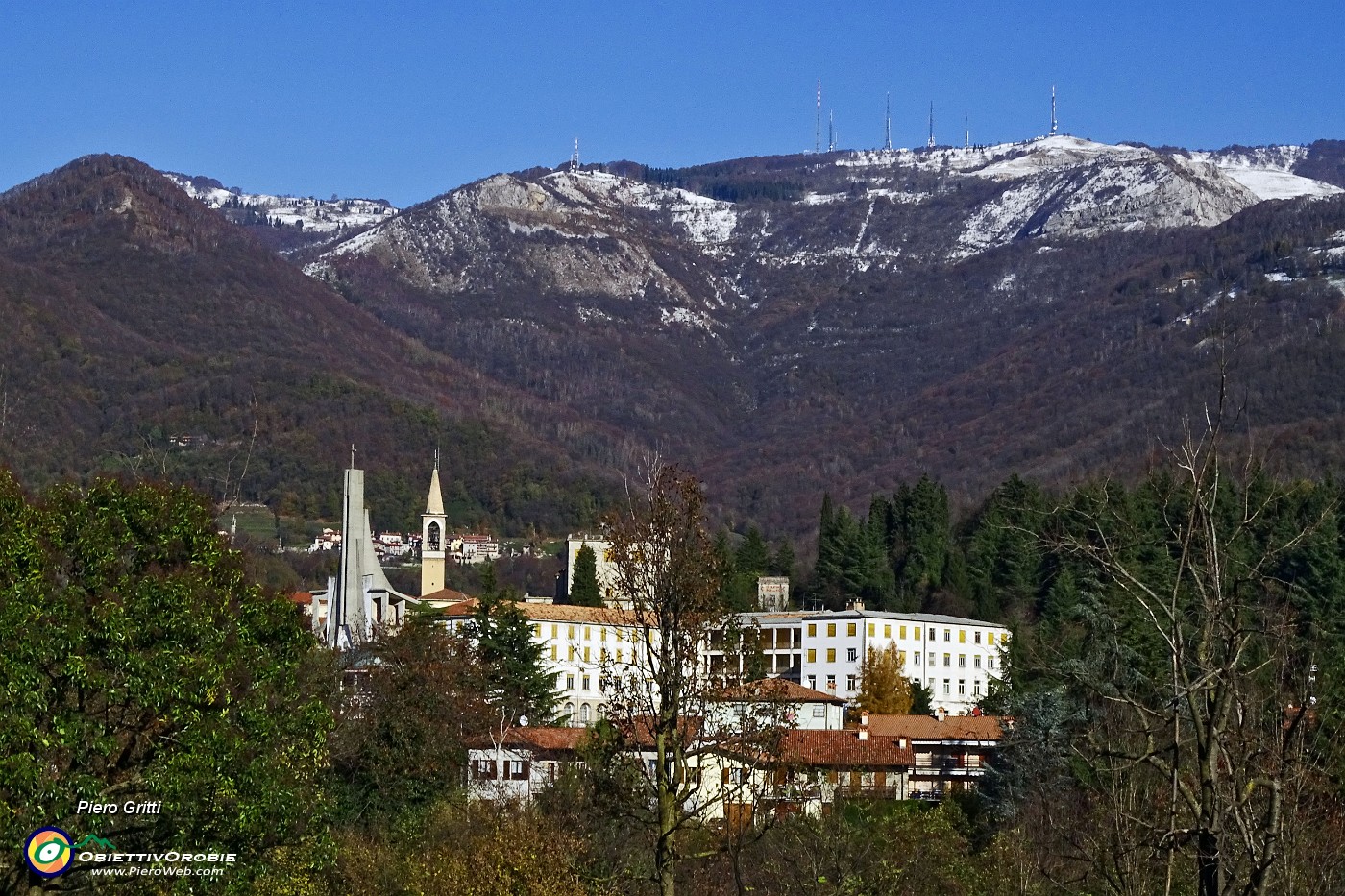 52 Celana e sullo sfondo i ripetitori di Valcava.JPG -                                